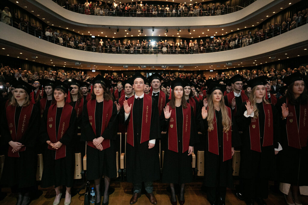 Nasi Absolwenci świętują zakończenie studiów